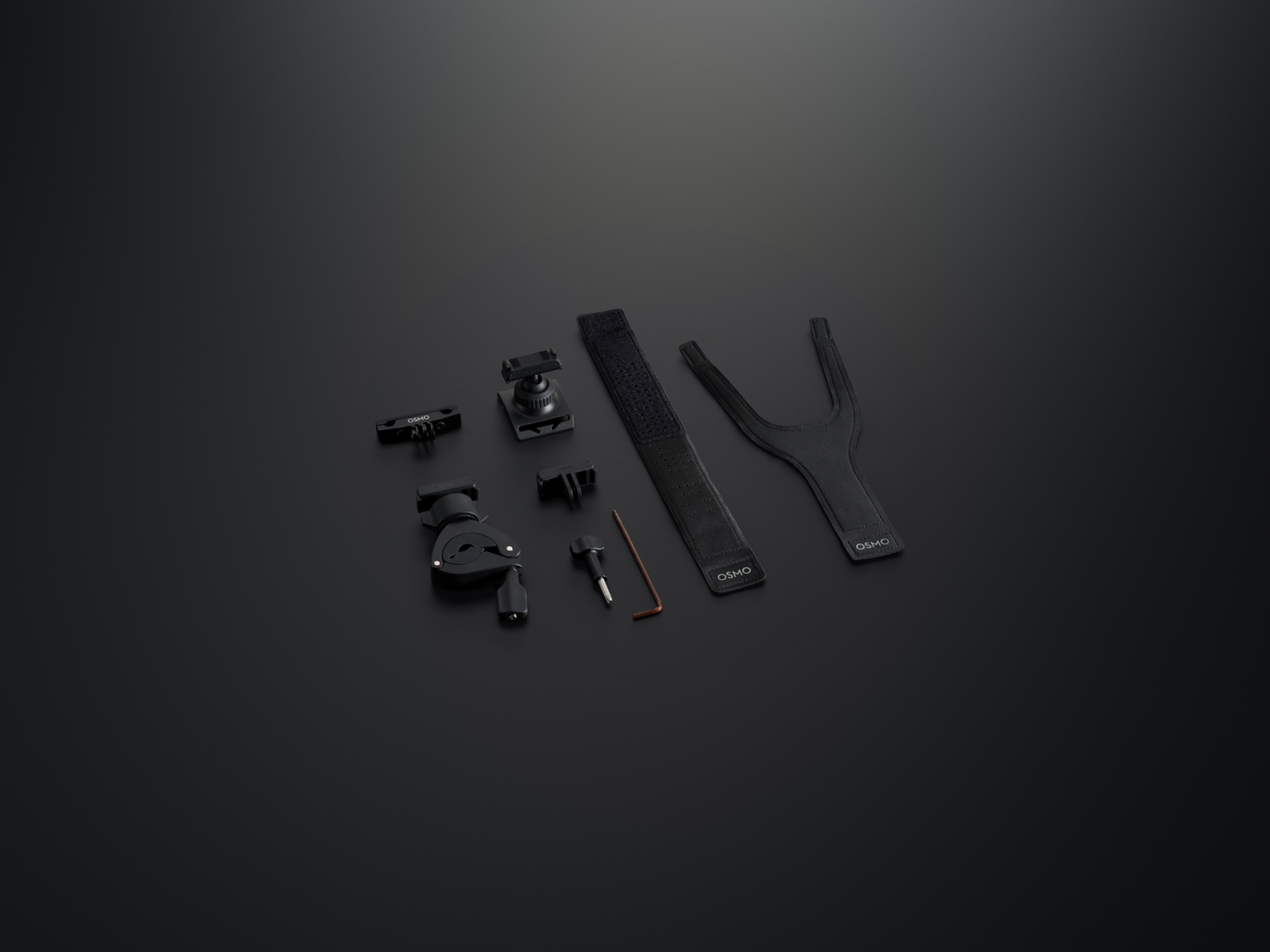 Accesorios negros de Osmo sobre una superficie negra. Incluye soportes, correas, herramientas y una correa en forma de Y.