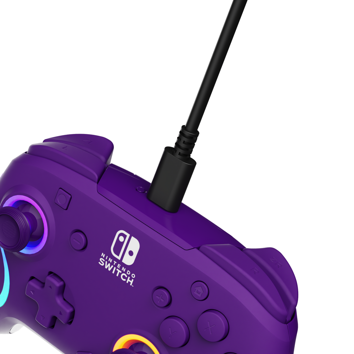 Nahaufnahme eines violetten Nintendo Switch-Controllers mit eingestecktem schwarzen Kabel. Der Controller hat Tasten und einen Joystick.