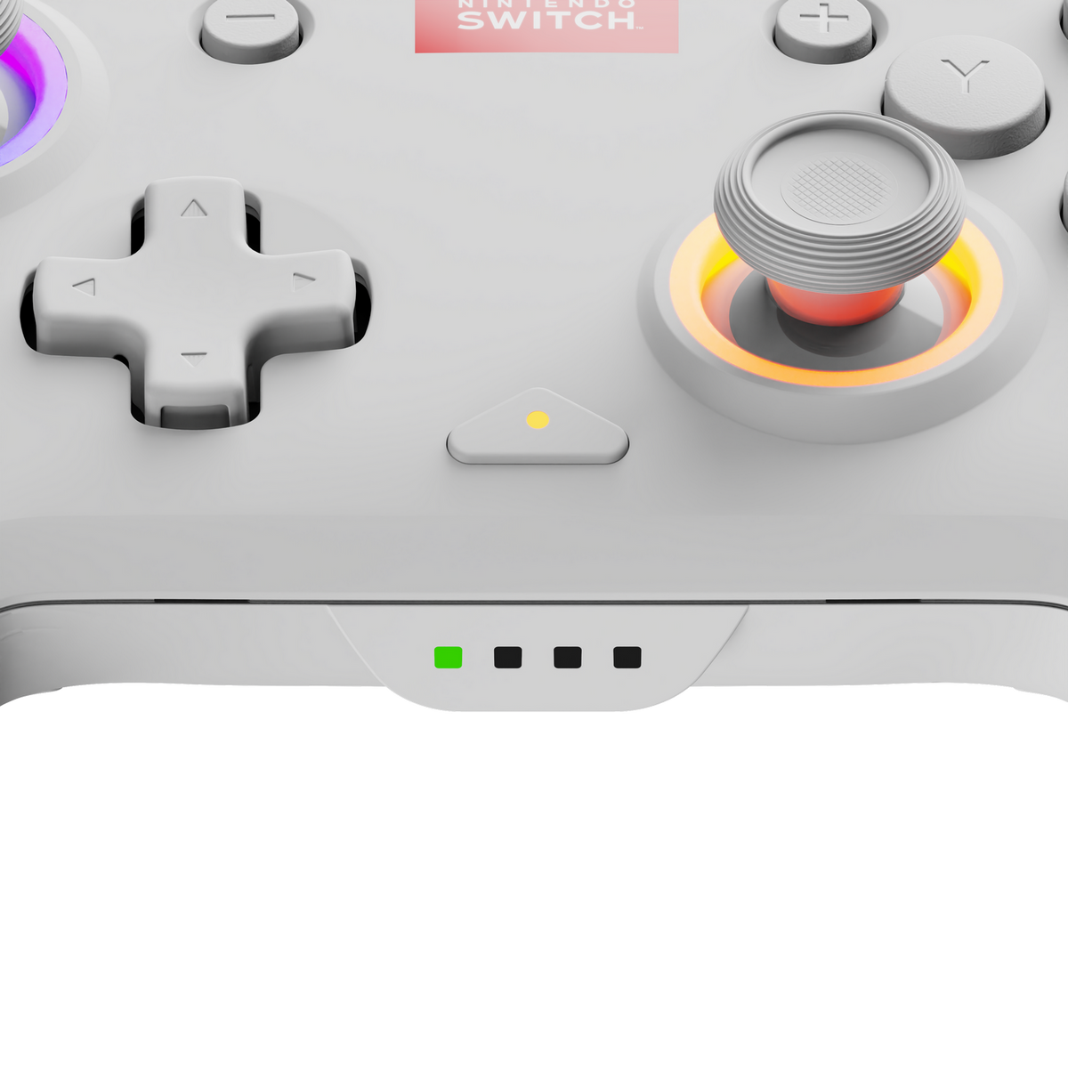 Nahaufnahme eines weißen Nintendo Switch-Controllers mit Knöpfen, Joystick und einem leuchtenden Ring. Unten befinden sich Kontrollleuchten.