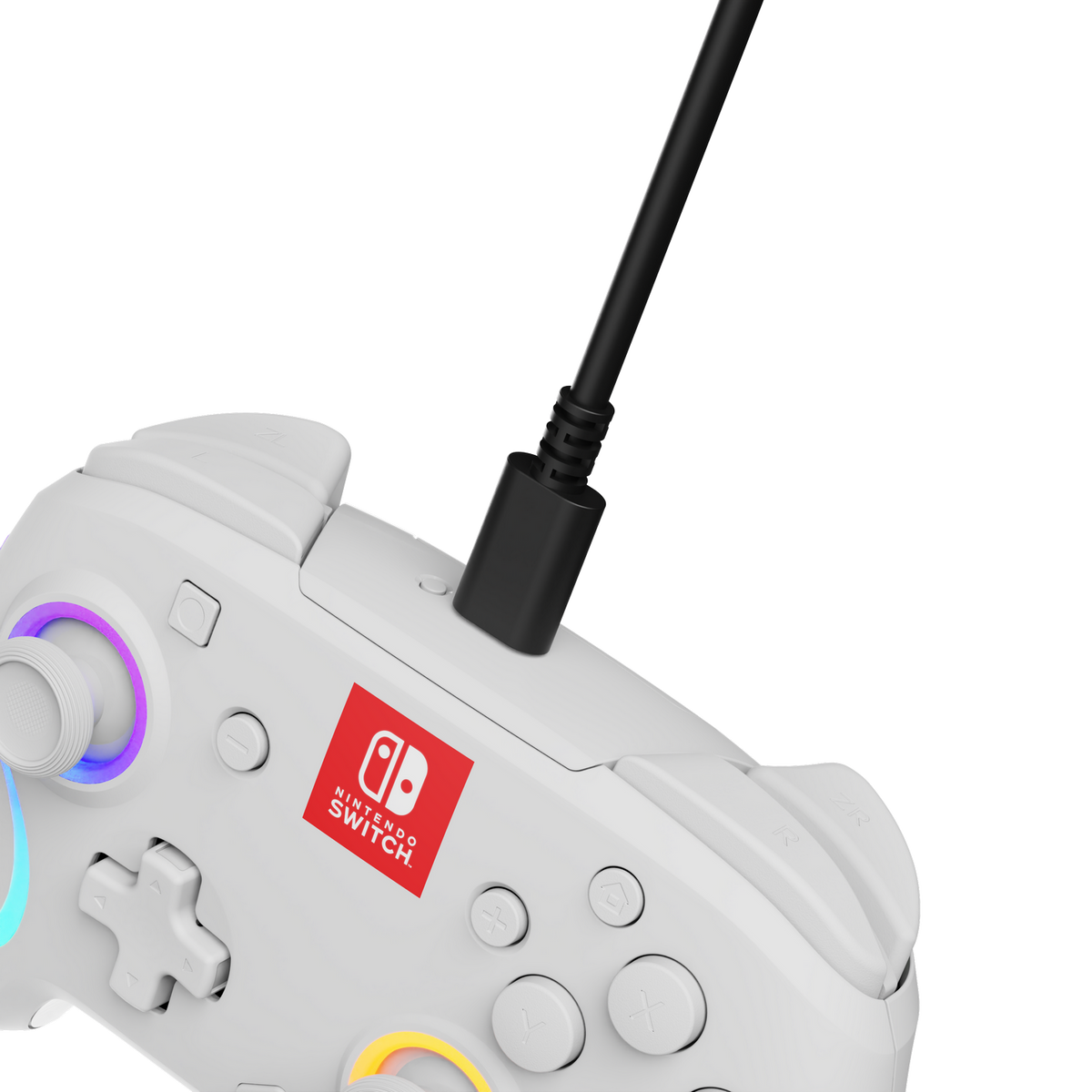Weißer Nintendo Switch-Controller mit eingestecktem schwarzem Kabel. Merkmale sind Knöpfe, ein Joystick und ein Nintendo Switch-Logo.
