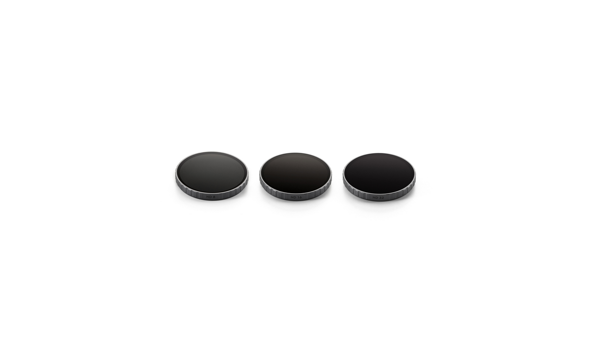 Tres filtros circulares negros con bordes plateados están centrados sobre un fondo blanco. Cada uno tiene un número: 8, 16 y 32.