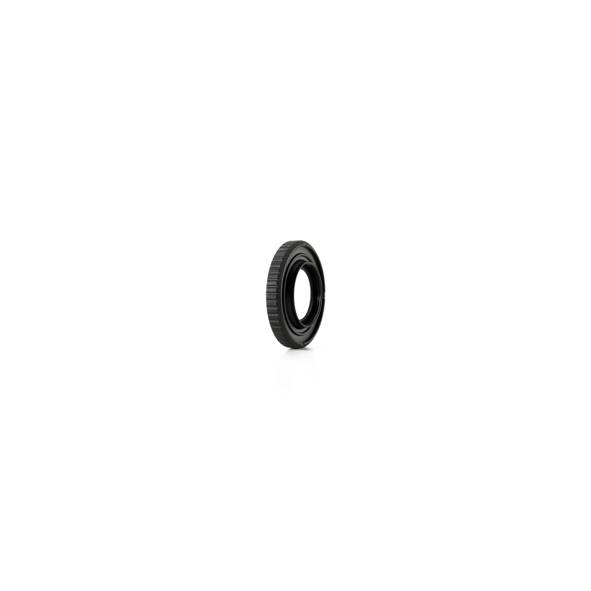 Un adaptador de lente circular negro, con exterior acanalado, sobre una superficie blanca. El centro es un agujero oscuro.
