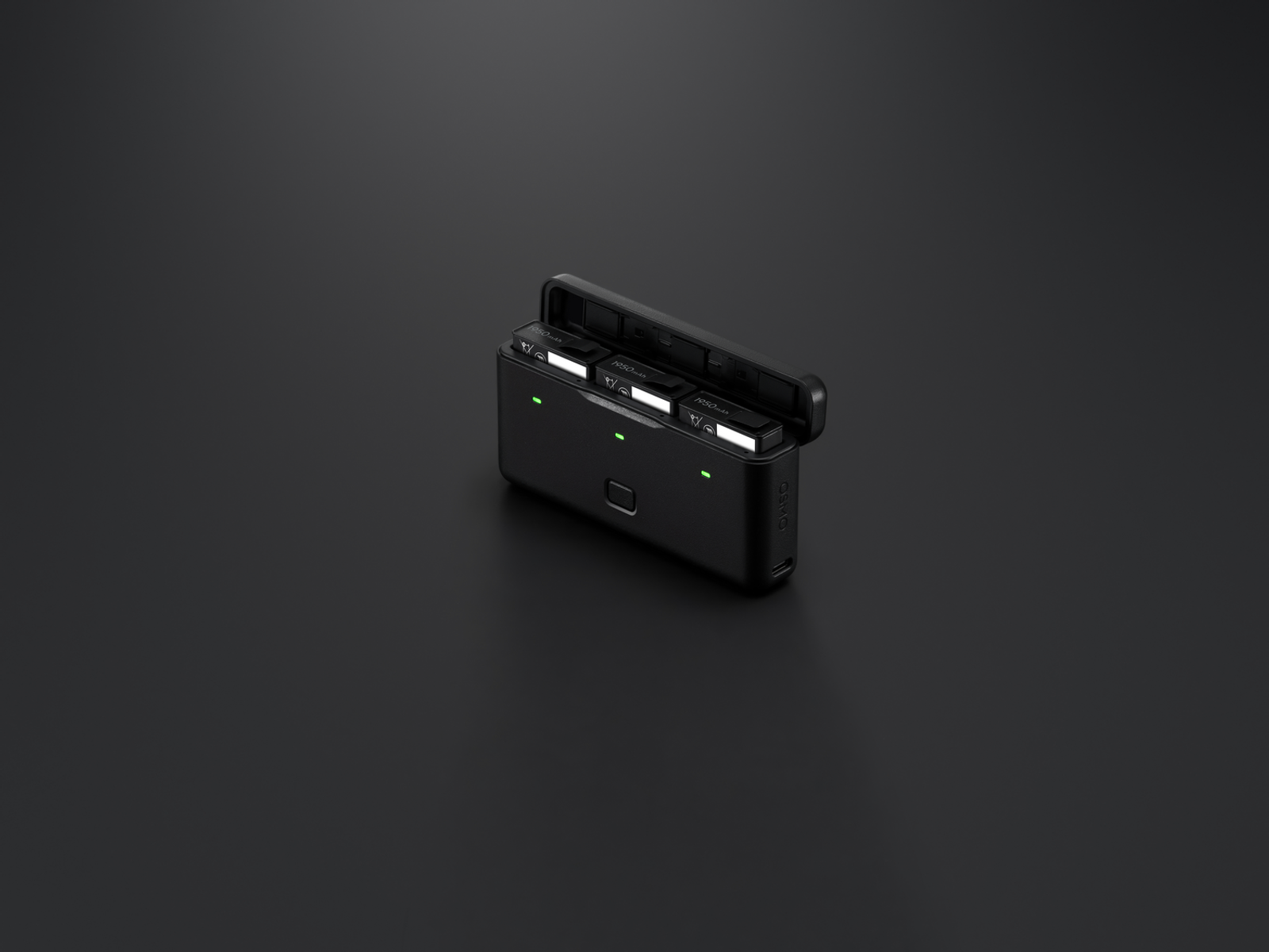 Un chargeur noir avec trois fentes, chacune contenant une batterie. Les lumières vertes indiquent la charge. Fond gris foncé.