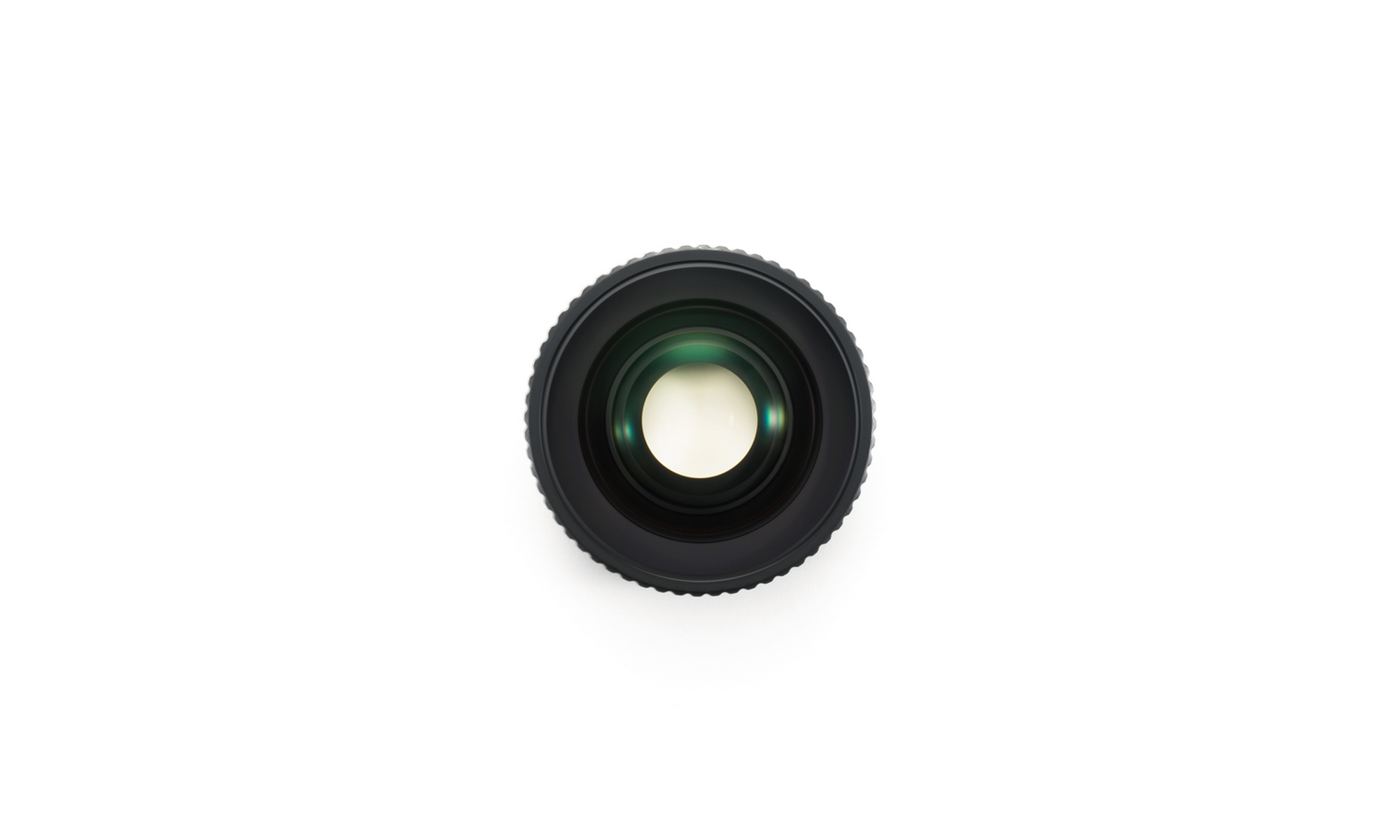 Primer plano de una lente de cámara negra sobre fondo blanco. La lente tiene forma circular con cristal reflectante interior.