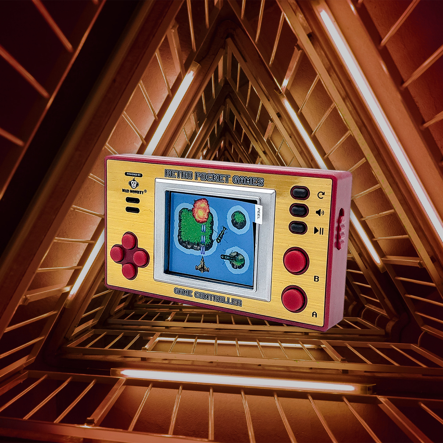 Eine tragbare Retro-Spielkonsole in Gold und Rot. Der Bildschirm zeigt eine verpixelte Spielszene. Der Hintergrund ist eine braune geometrische Struktur.