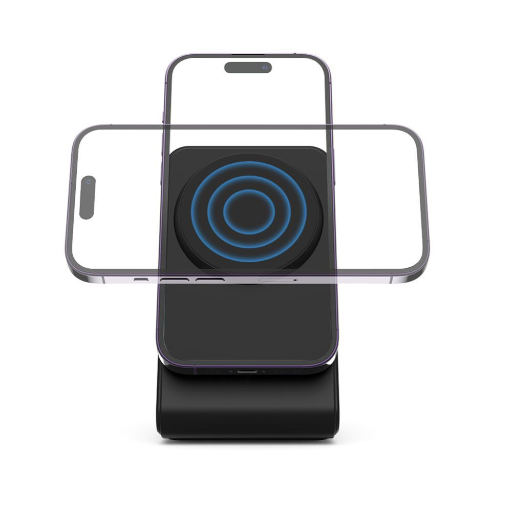 Un téléphone avec une coque transparente repose sur un chargeur sans fil. Le chargeur a des cercles concentriques bleus sur fond noir.
