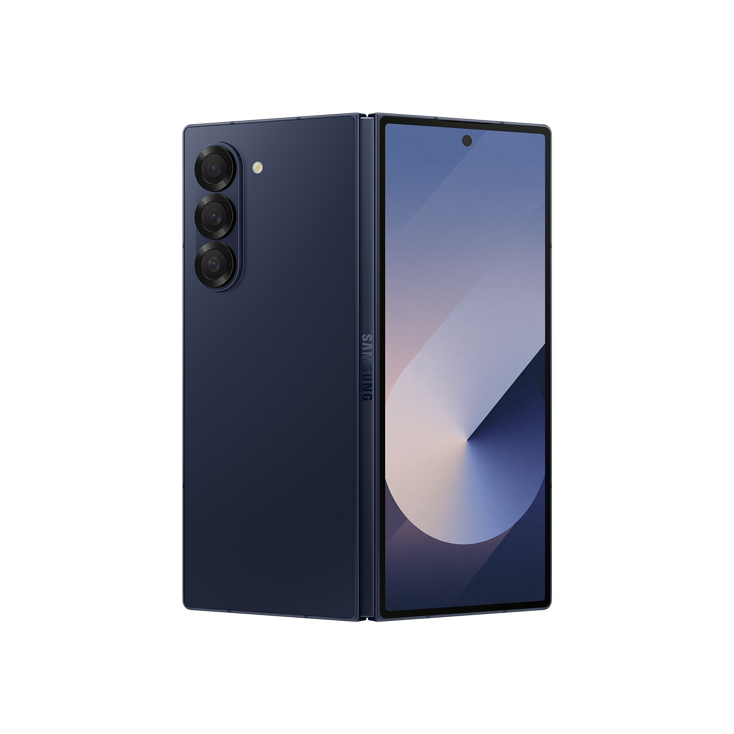 Lacivert bir Samsung katlanabilir telefon, kısmen açık olarak görüntüleniyor. Kapalı tarafta üç kamera var. Ekran açık bir arka plan gösteriyor.