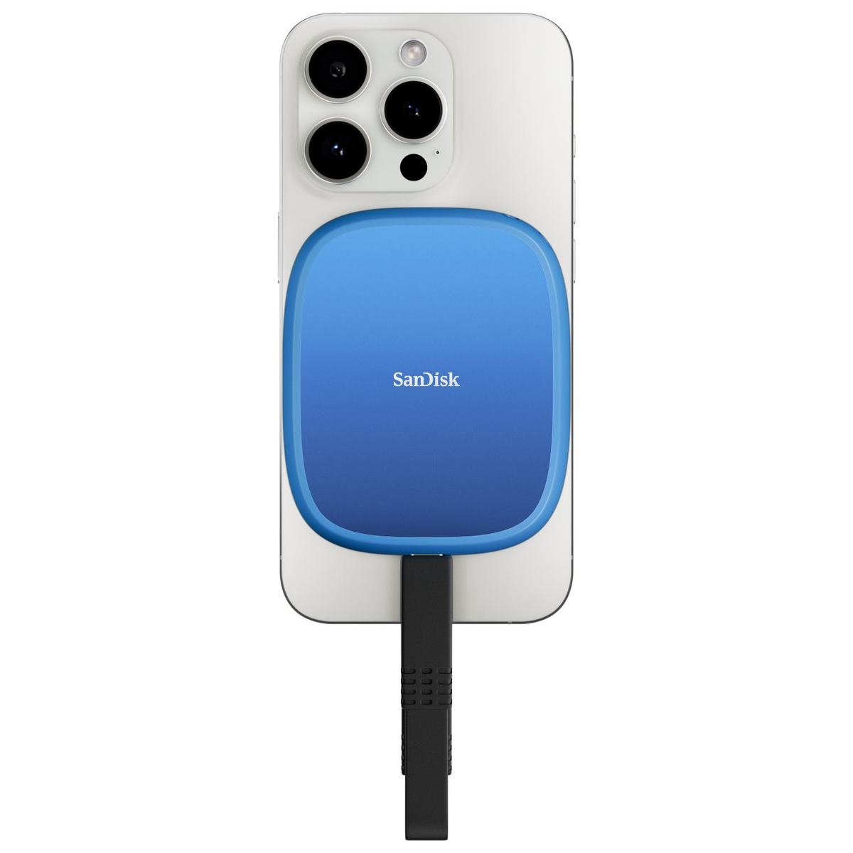 Un iPhone con memoria esterna SanDisk blu collegata. Il cavo nero collega i dispositivi. Sfondo bianco.