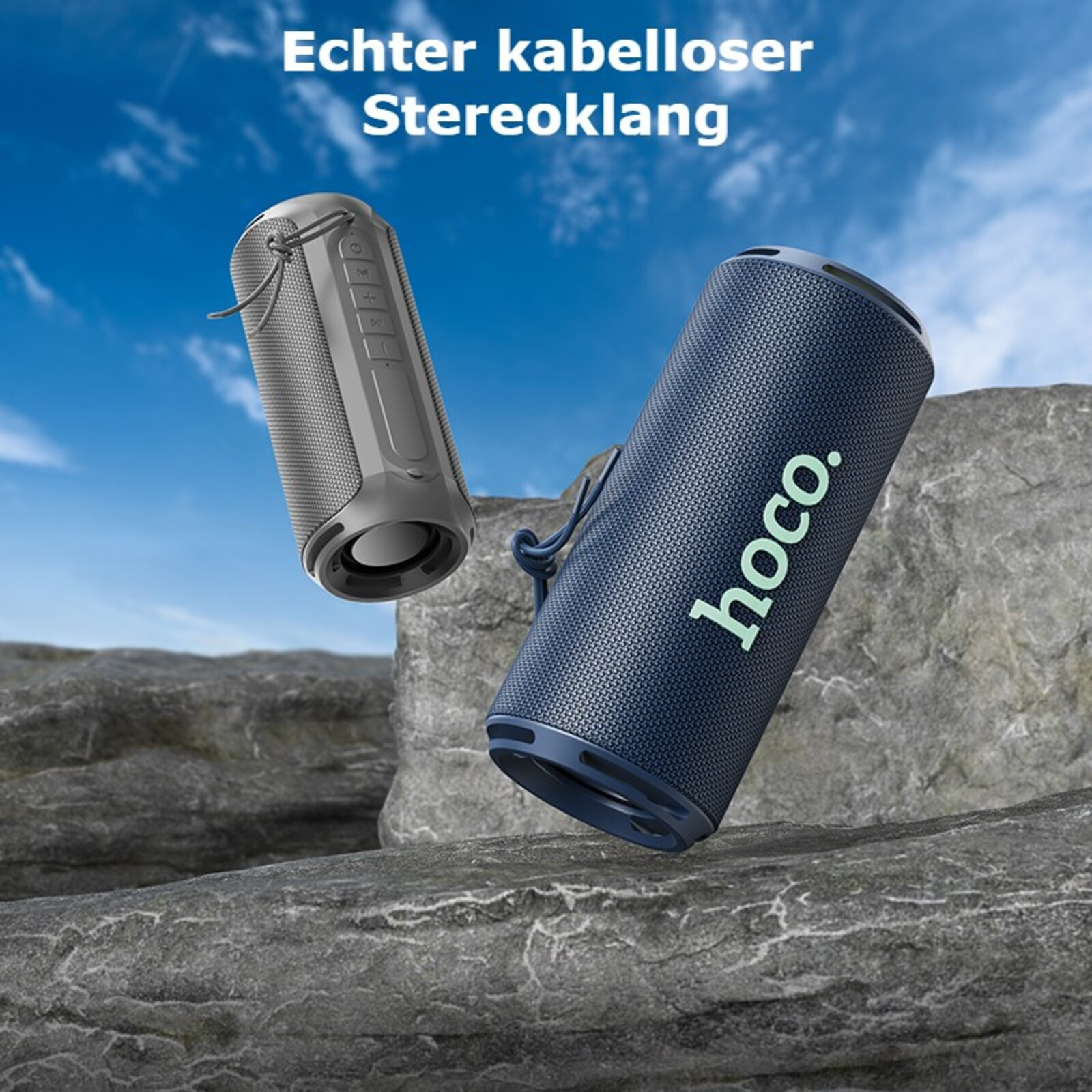 Due altoparlanti Bluetooth cilindrici su una roccia. Uno grigio, uno blu con testo 'hoco.'. Cielo blu sullo sfondo.