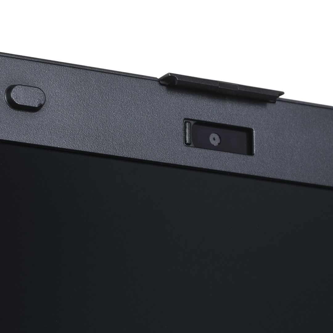 Zbliżenie górnej ramki laptopa. Pokazuje kamerę internetową, osłonę i czarny ekran.