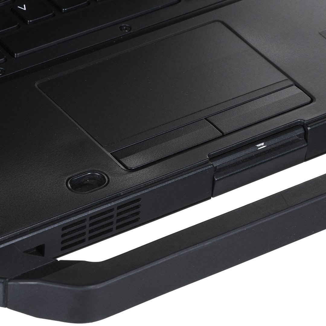 Zbliżenie czarnego laptopa. Widoczny touchpad, przyciski, klawisze klawiatury oraz krawędź laptopa z wentylacją i uchwytem.