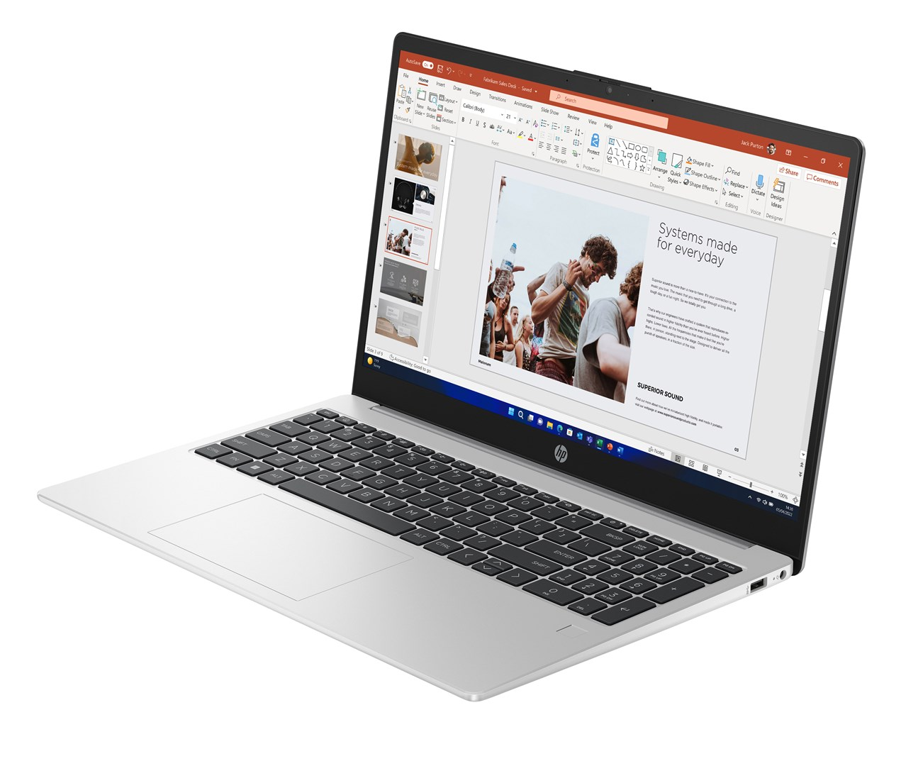 Srebrny laptop HP wyświetla prezentację zatytułowaną 'Systems made for everyday'. Klawiatura jest czarna.