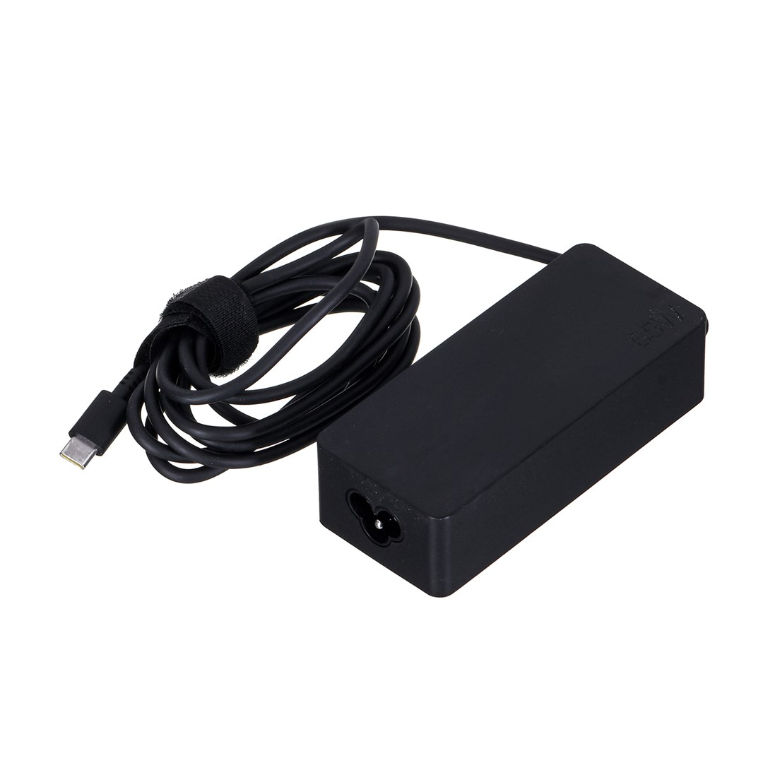 Czarna ładowarka do laptopa ze złączem USB-C. Ładowarka jest prostokątna z portem zasilania i czarnym kablem. Widoczny jest rzep.