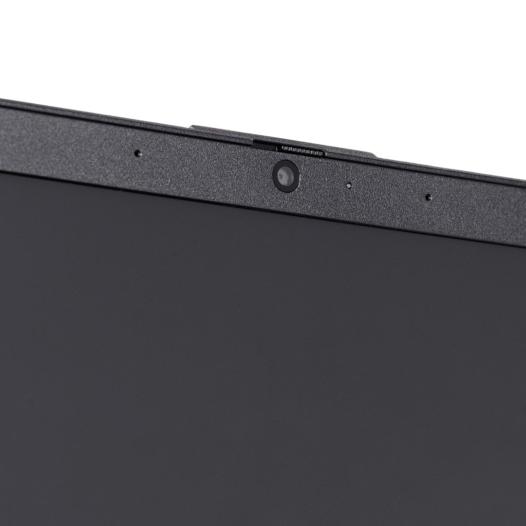 Zbliżenie ekranu laptopa i kamery. Kamera jest wyśrodkowana nad ekranem. Rama jest ciemnoszara.