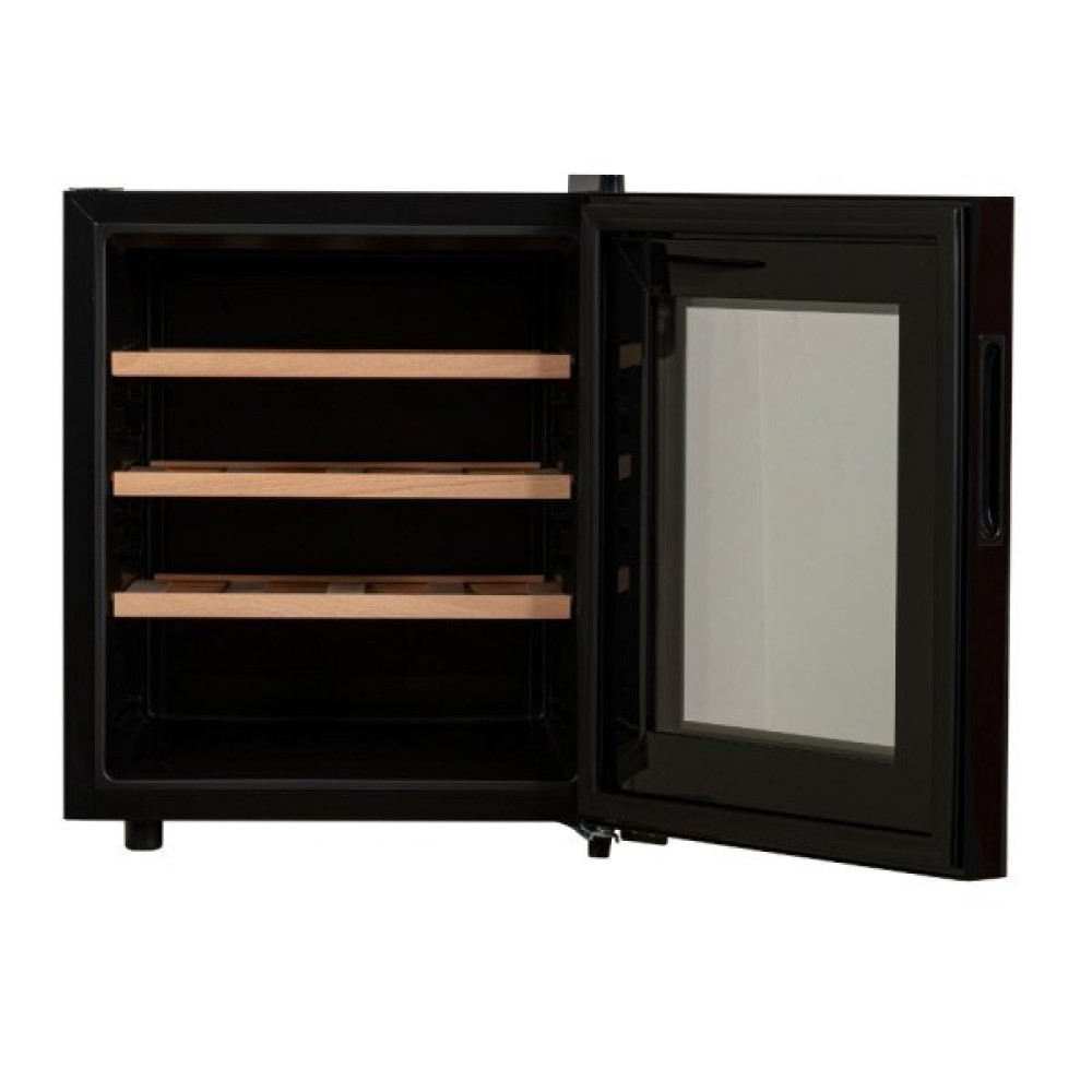 Czarna chłodziarka do wina z otwartymi drzwiami. Wewnątrz znajdują się trzy drewniane półki. Drzwi mają szkło. Chłodziarka jest na białym tle.