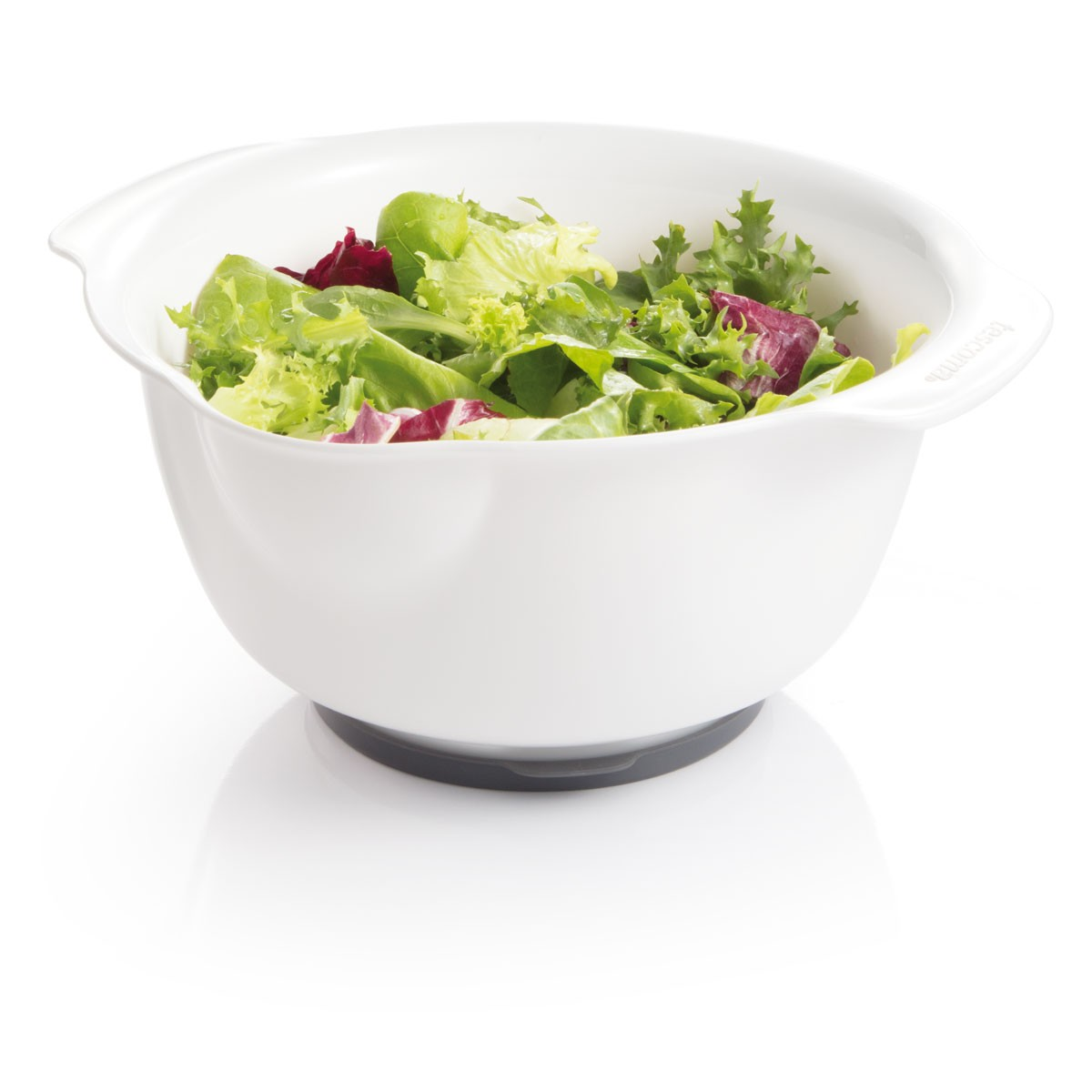 Eine weiße Schüssel mit frischem Salat. Die Schüssel steht auf einem grauen Sockel. Licht reflektiert auf der weißen Oberfläche.