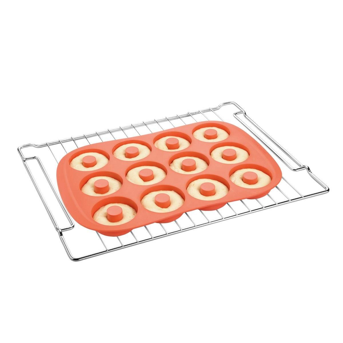Eine orangefarbene Donutform mit ungebackenem Teig liegt auf einem Metallrost. Die Form hat 12 Donutformen. Weißer Hintergrund.