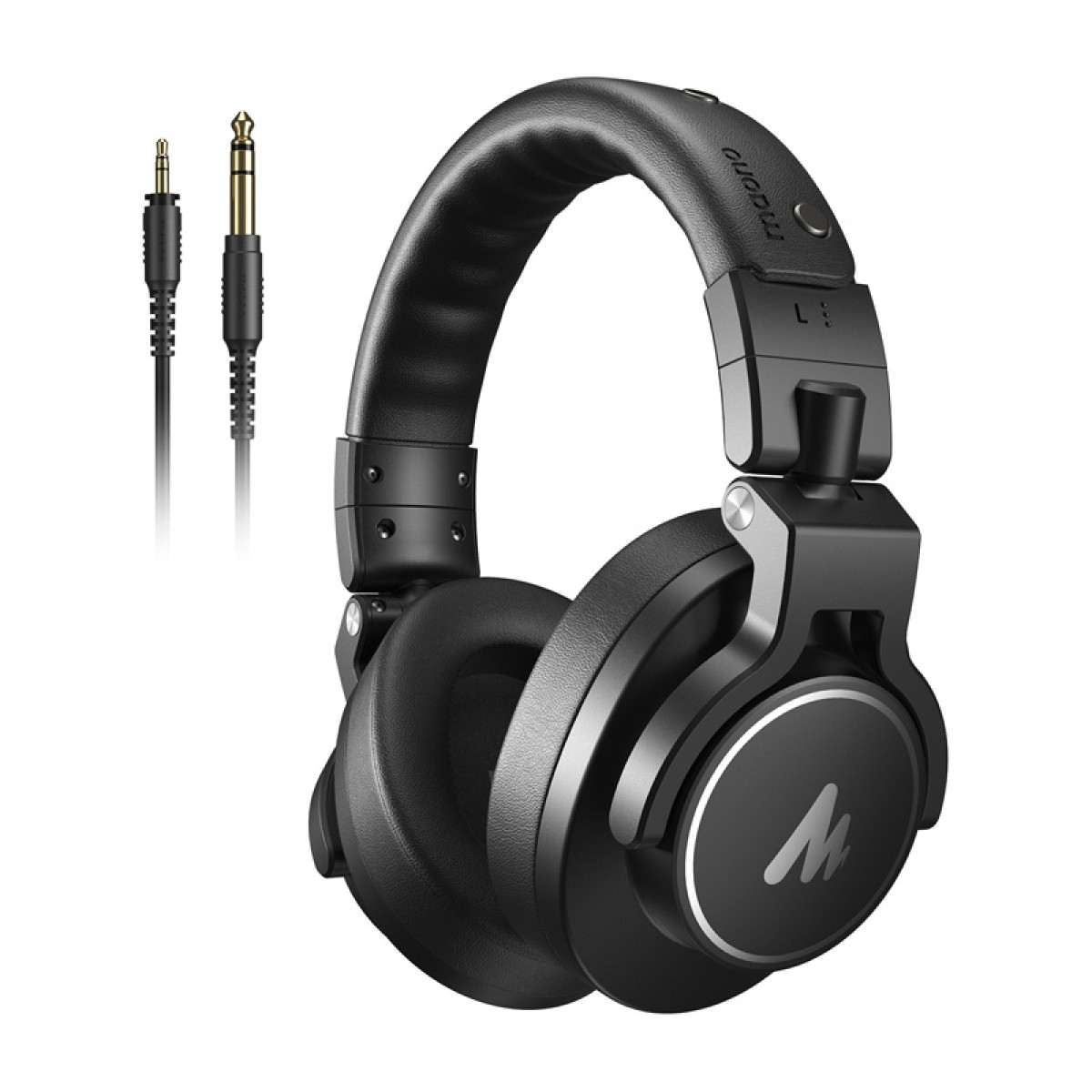 Cuffie nere con dettagli argentati e due jack audio su sfondo bianco. Le cuffie hanno la lettera M.