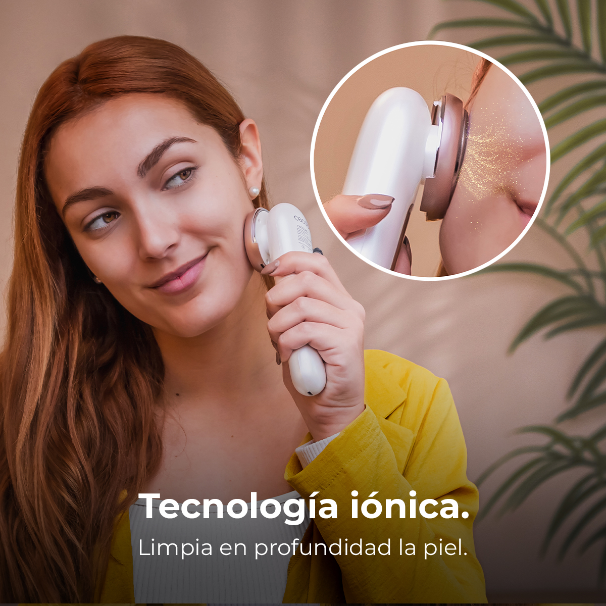 Mujer usa un dispositivo facial blanco en su mejilla. Vista ampliada muestra el dispositivo emitiendo partículas brillantes. Lleva una chaqueta amarilla.