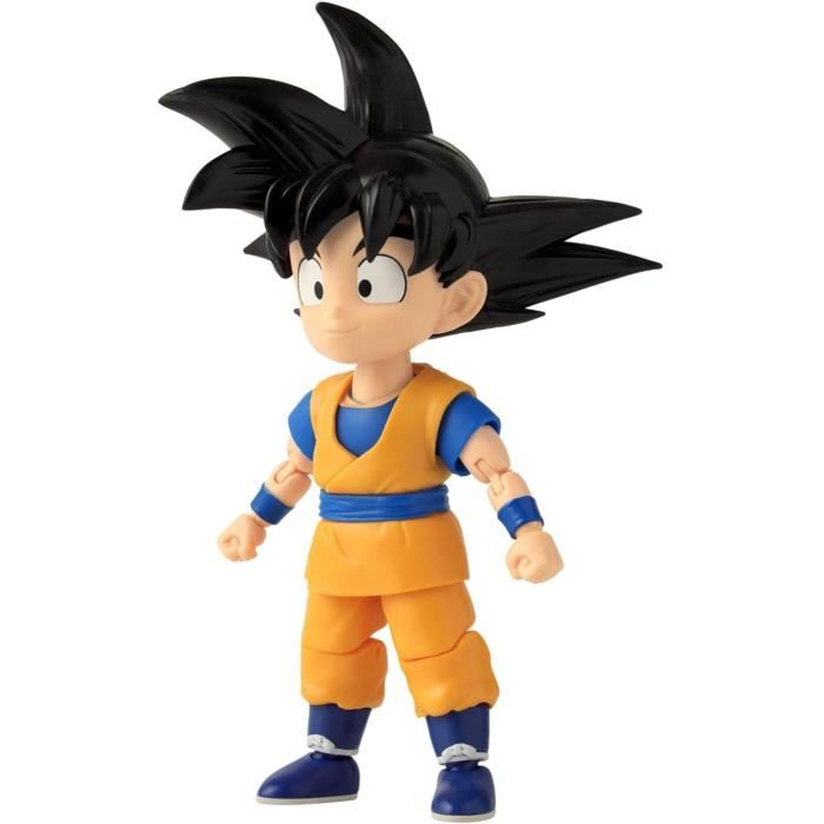 Una figura de Goku de pie, con pantalones y top naranjas, camiseta azul y muñequeras. Tiene pelo negro puntiagudo y una expresión neutra.