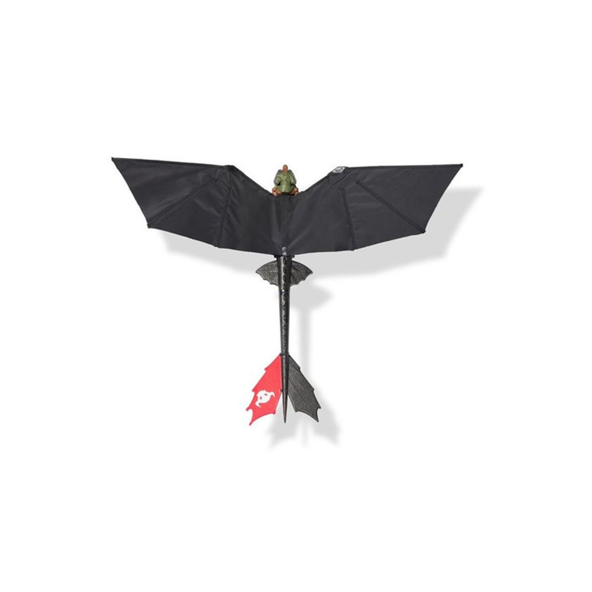 Una cometa de dragón con alas negras y cola roja, con una pequeña figura encima. Sobre un fondo blanco.