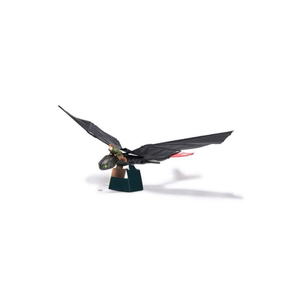 Un dragón de juguete con alas negras y un jinete está sobre un soporte. Las alas están extendidas y el fondo es blanco.