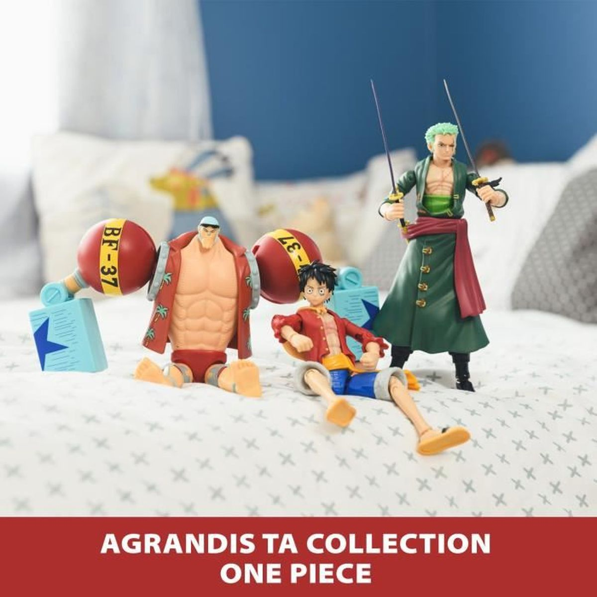 Tres figuras de One Piece en una cama. Los personajes incluyen a Luffy, Zoro con espadas y un personaje musculoso con grandes esferas rojas.