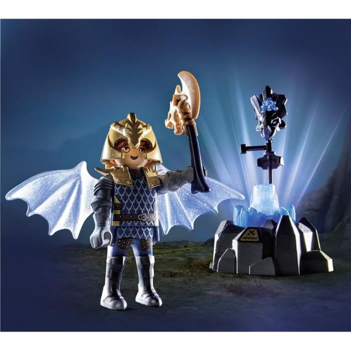 Eine Playmobil-Figur mit goldenem Helm und Axt steht neben einer leuchtenden Kristallstruktur, mit blauen Flügeln und dunklem Hintergrund.