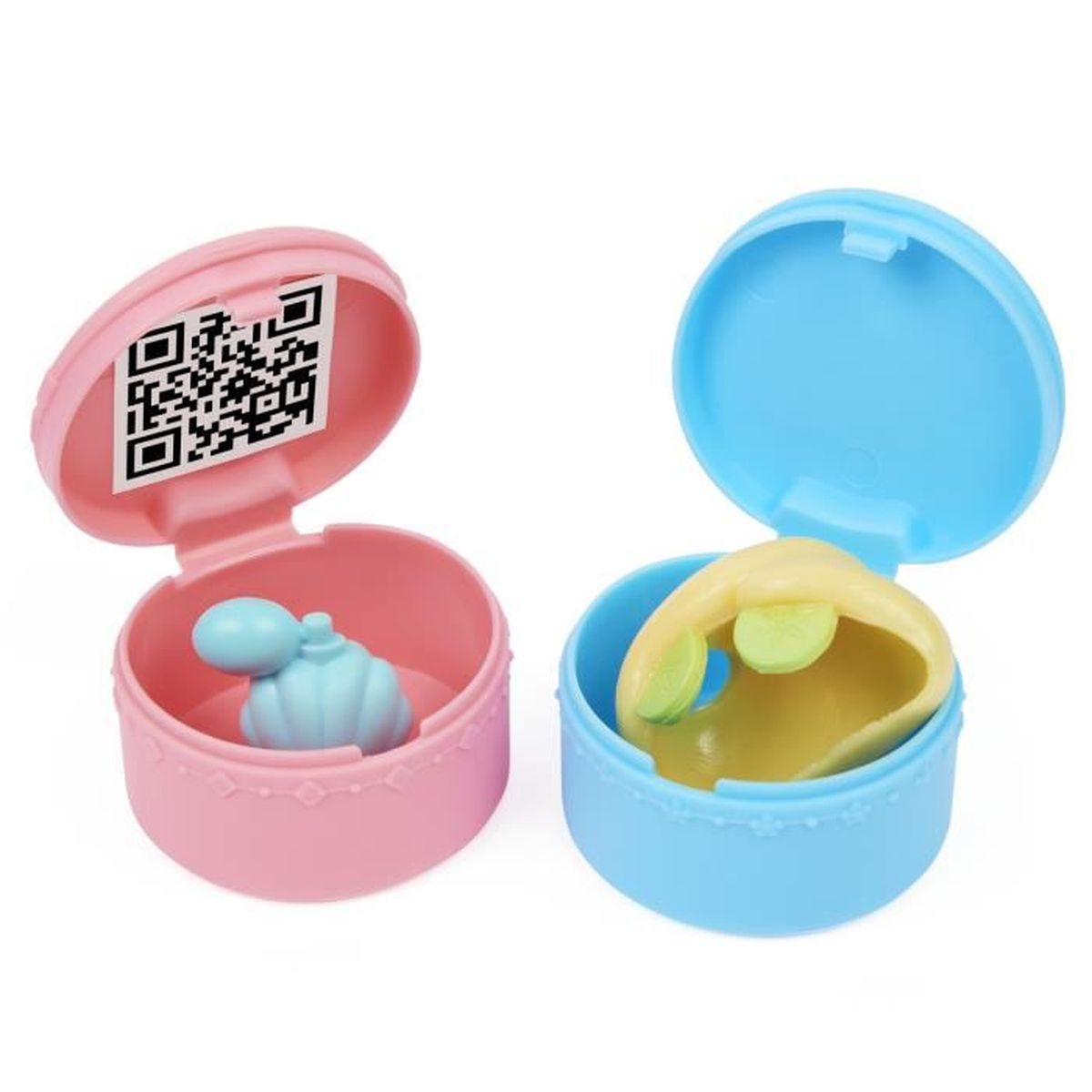 Zwei offene, runde Behälter. Einer pink mit blauem Parfüm. Der andere blau mit einem gelb-grünen Gegenstand. QR-Code auf rosa Deckel.
