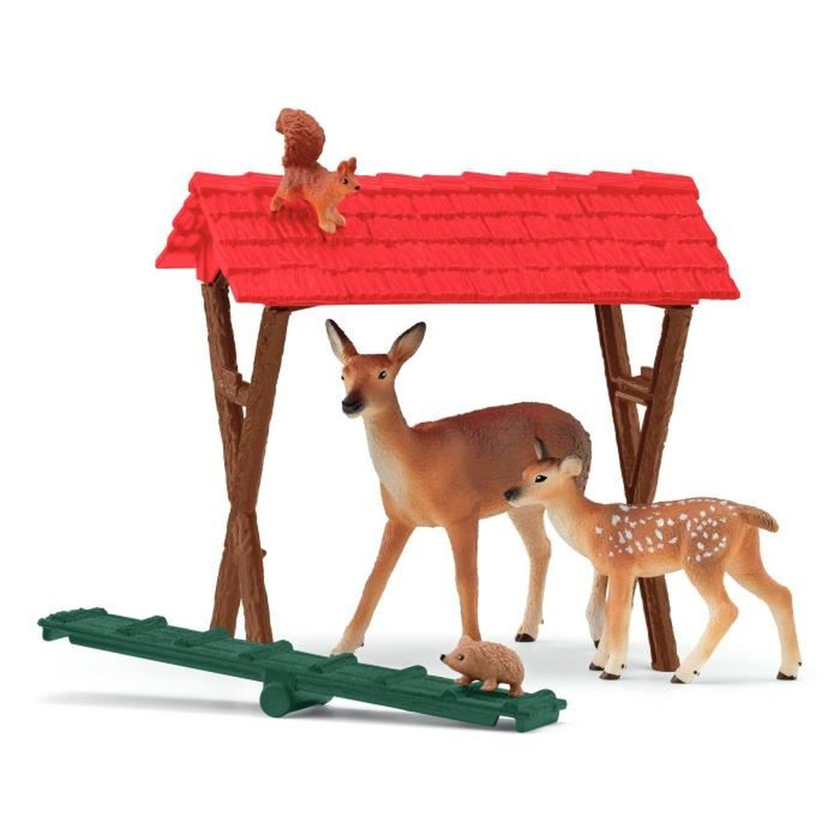 Eine Spielzeugszene mit einer Hirschfamilie, einem Eichhörnchen auf einem roten Dach, einem Igel und einer grünen Wippe.
