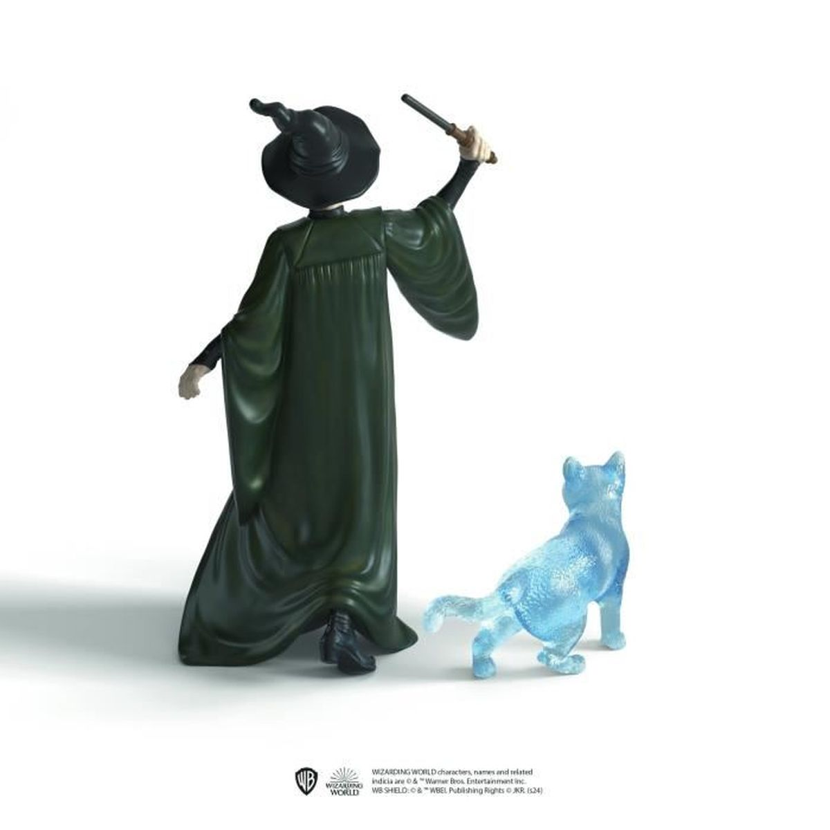 Una figura in abito e cappello verde tiene una bacchetta. Un gatto blu è nelle vicinanze. Lo sfondo è bianco con un logo in basso.