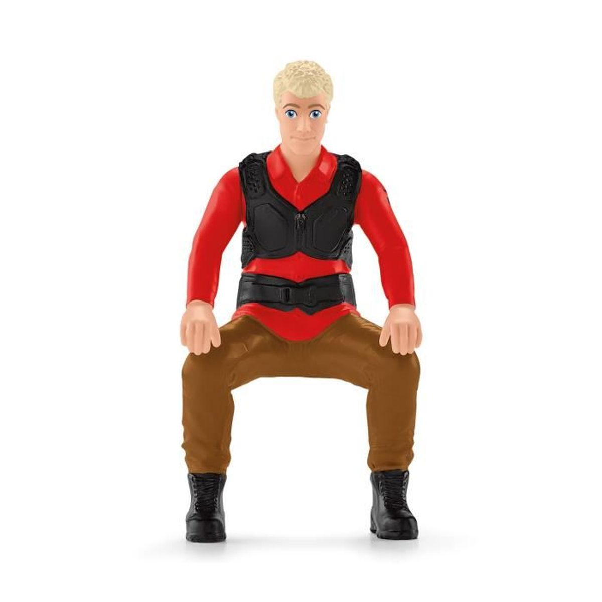 Une figurine d'un homme en chemise rouge, gilet noir, pantalon marron et bottes noires est assise, les jambes écartées. Le fond est blanc.