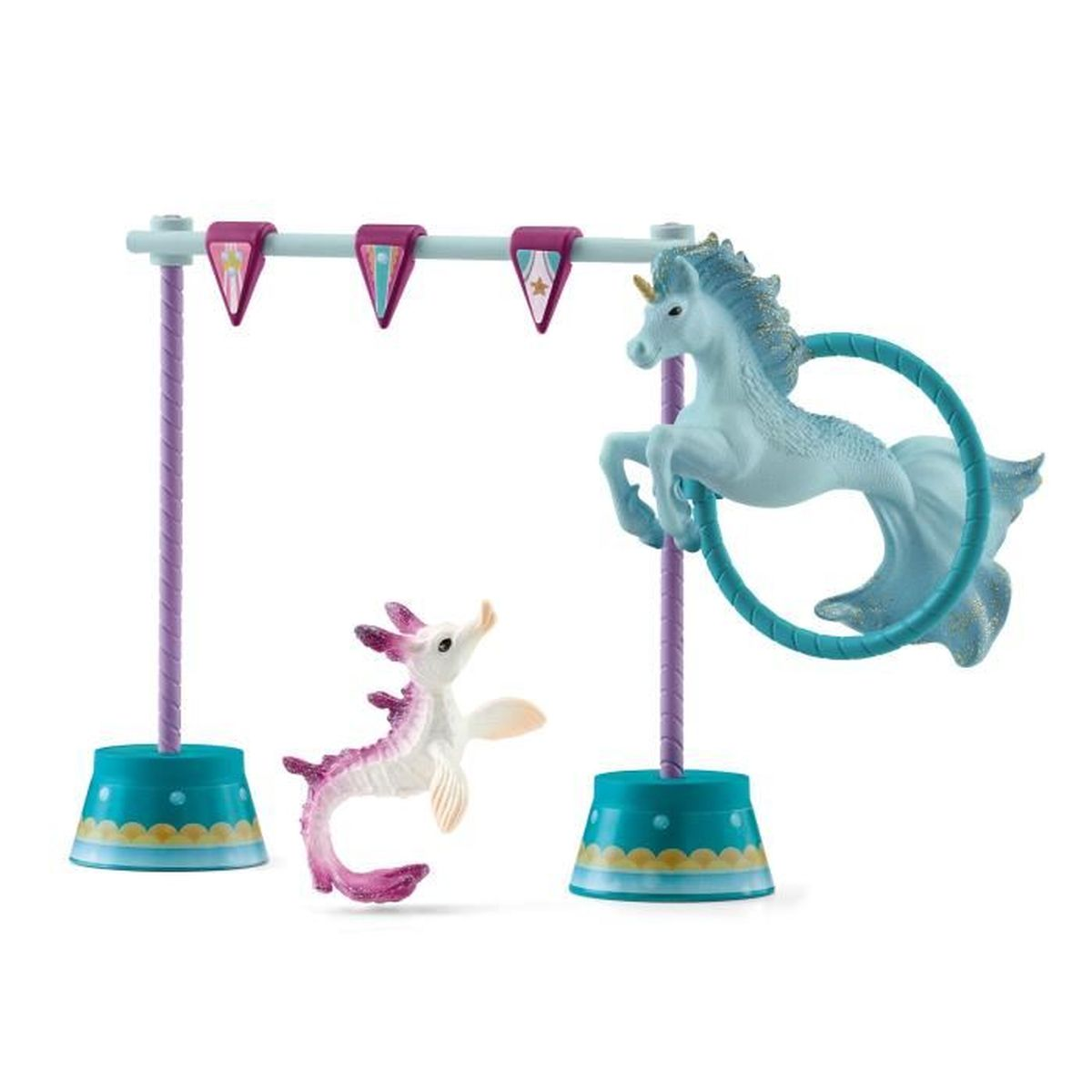Eine Spielzeugszene zeigt ein Einhorn, das durch einen Reifen springt, ein Seepferdchen und ein Banner mit Wimpeln. Alles vor weißem Hintergrund.