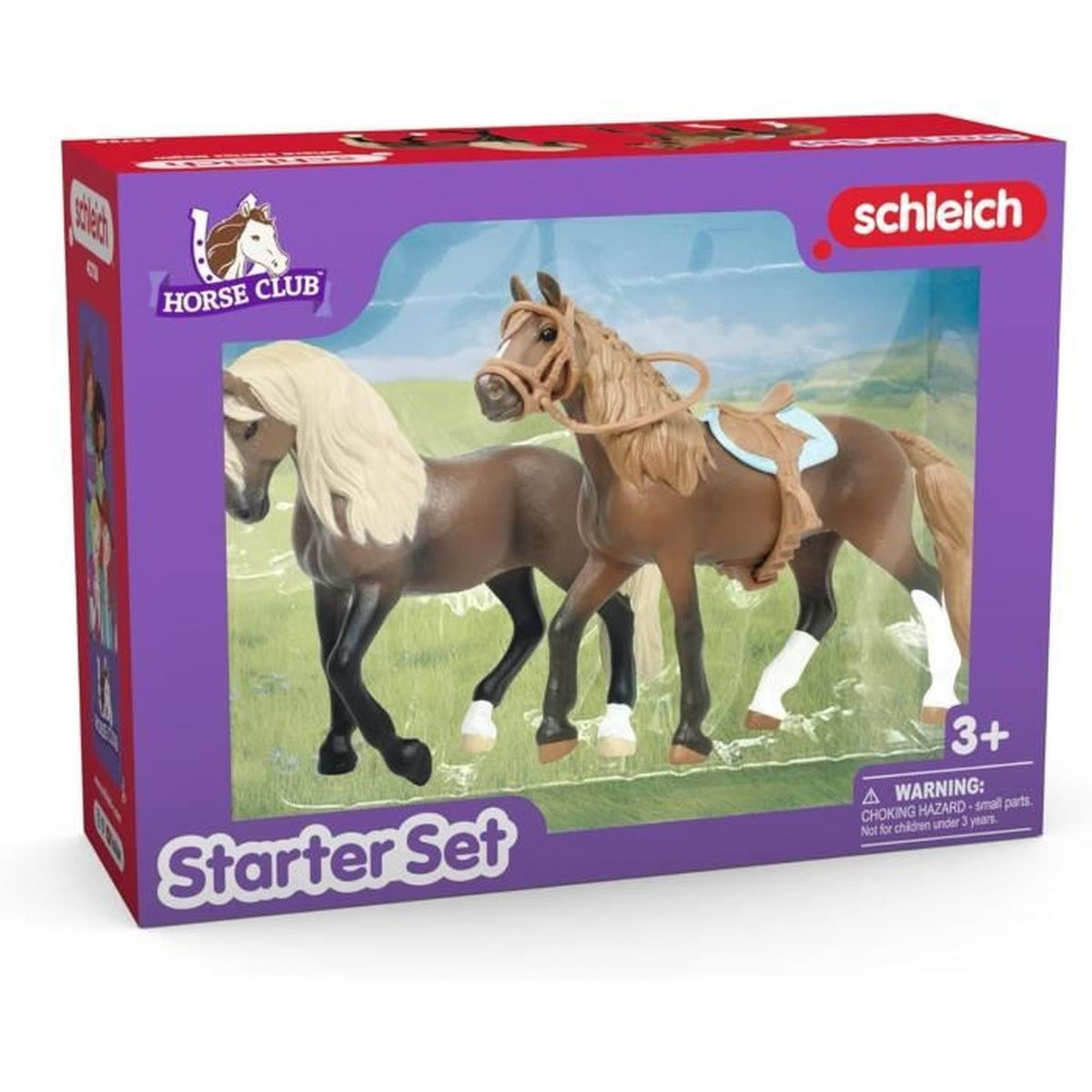 Una scatola di giocattoli mostra due figure di cavalli. Uno è marrone con una sella, l'altro è marrone e bianco. La scatola è viola e dice Horse Club.
