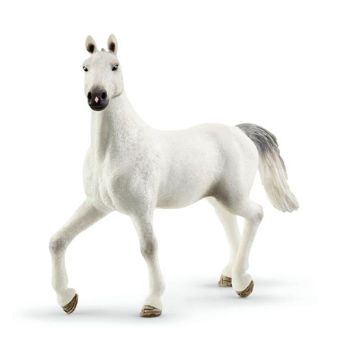 Eine weiße Pferdfigur steht auf einer weißen Oberfläche. Es hat einen grauen Schwanz und Hufe. Das Pferd schaut nach vorne.