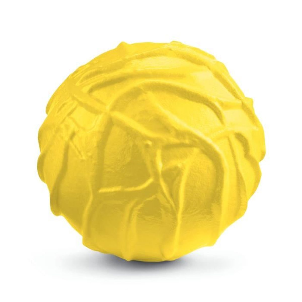 Ein gelber, strukturierter Ball, möglicherweise ein Spielzeug oder eine Dekoration, ist vor weißem Hintergrund isoliert.