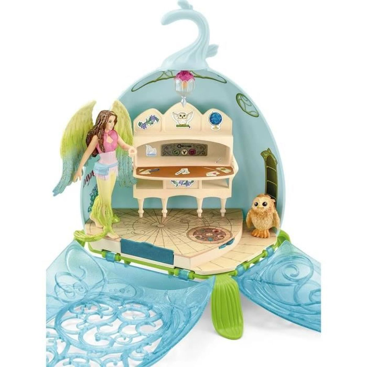 Ein Feenspielset mit einer Fee, einer Eule und einem Schreibtisch in einer blauen Muschel. Die Fee hat Flügel und die Eule steht auf der Plattform.