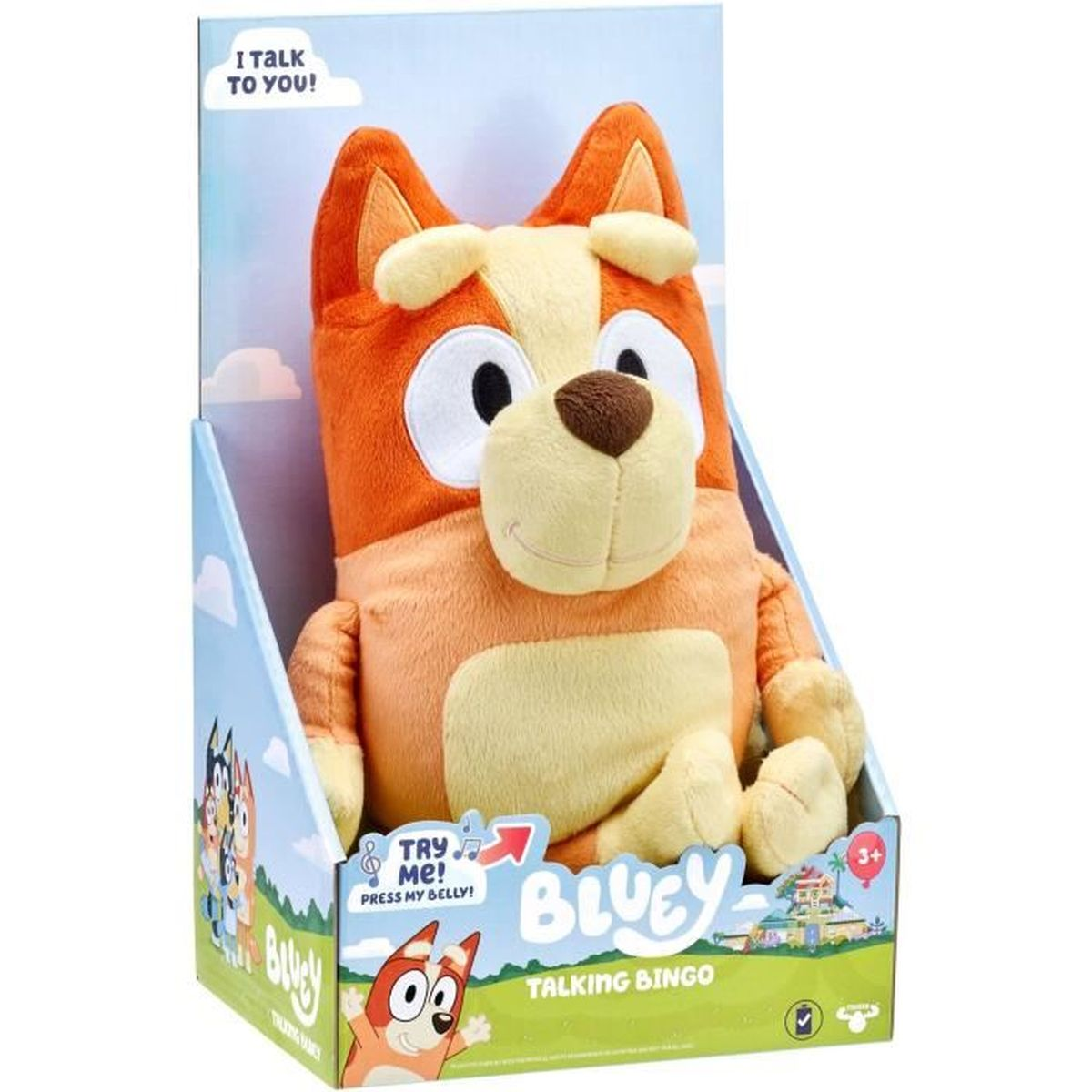 Une peluche Bluey Talking Bingo dans sa boîte. Elle est orange, crème et marron. La boîte dit 'Try Me! Press My Belly!'