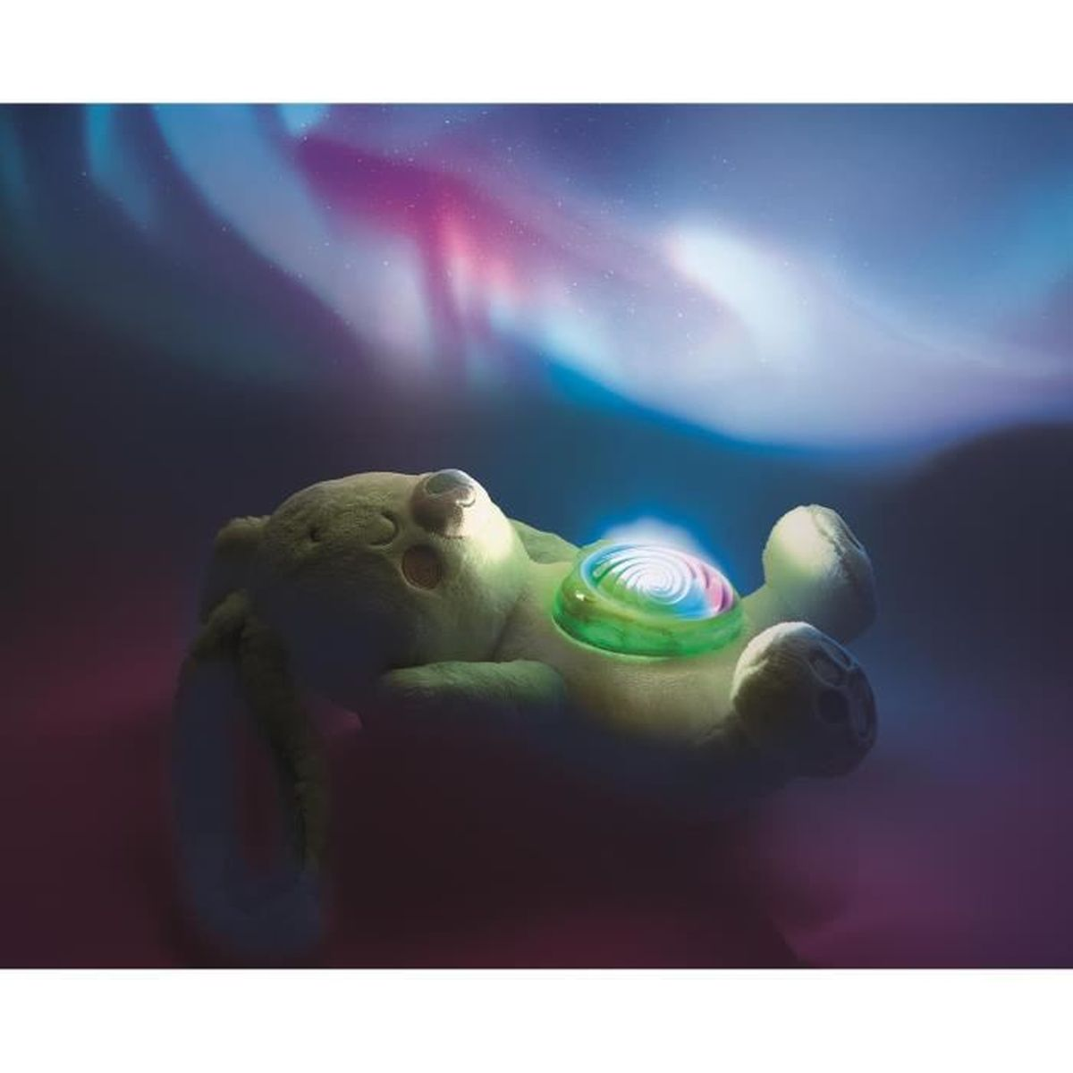 Un coniglietto di peluche verde è sdraiato sulla schiena con una spirale luminosa sulla pancia. Lo sfondo mostra un'aurora boreale colorata.
