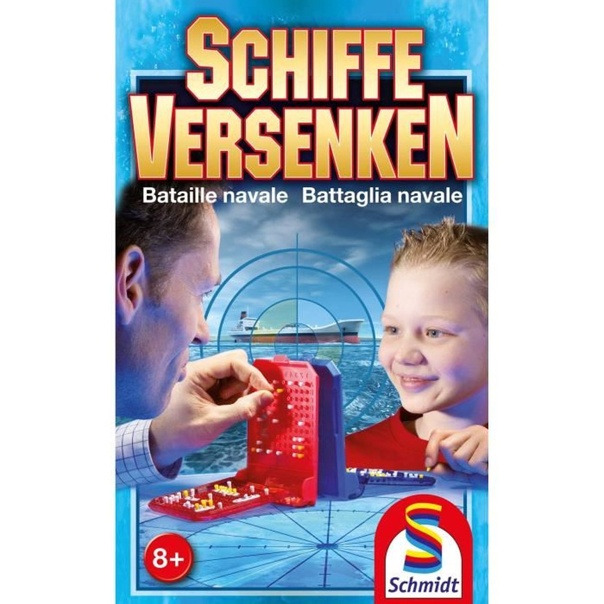 La scatola mostra un gioco di 'Schiffe Versenken'. Un uomo e un ragazzo giocano. La scatola mostra anche una nave e il logo del gioco.