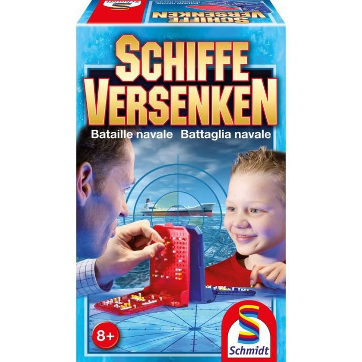 Una scatola del gioco 'Schiffe versenken'. Un uomo e un bambino giocano. La scatola mostra una nave in un bersaglio.