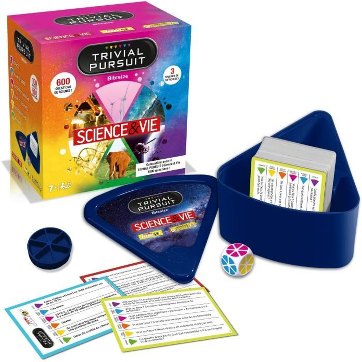 Trivial Pursuit-Brettspiel-Box und -Teile: Karten, Würfel, blauer Halter und Spielsteine, alles auf weißer Oberfläche.