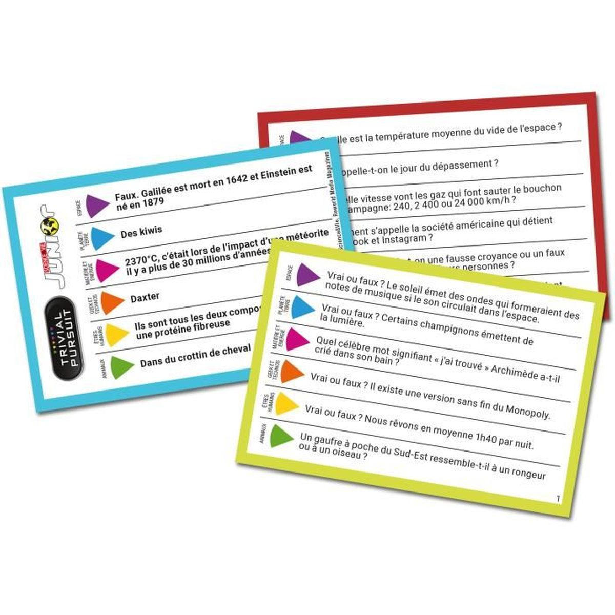 Trivial Pursuit Karten mit Fragen zu verschiedenen Themen und Farben. Die Karten liegen auf einer weißen Oberfläche.