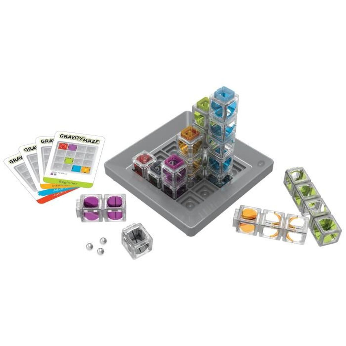 Ein Gravity Maze-Spiel wird angezeigt. Es umfasst eine graue Basis, farbige Würfel, Spielkarten und silberne Kugeln. Die Würfel sind gestapelt.