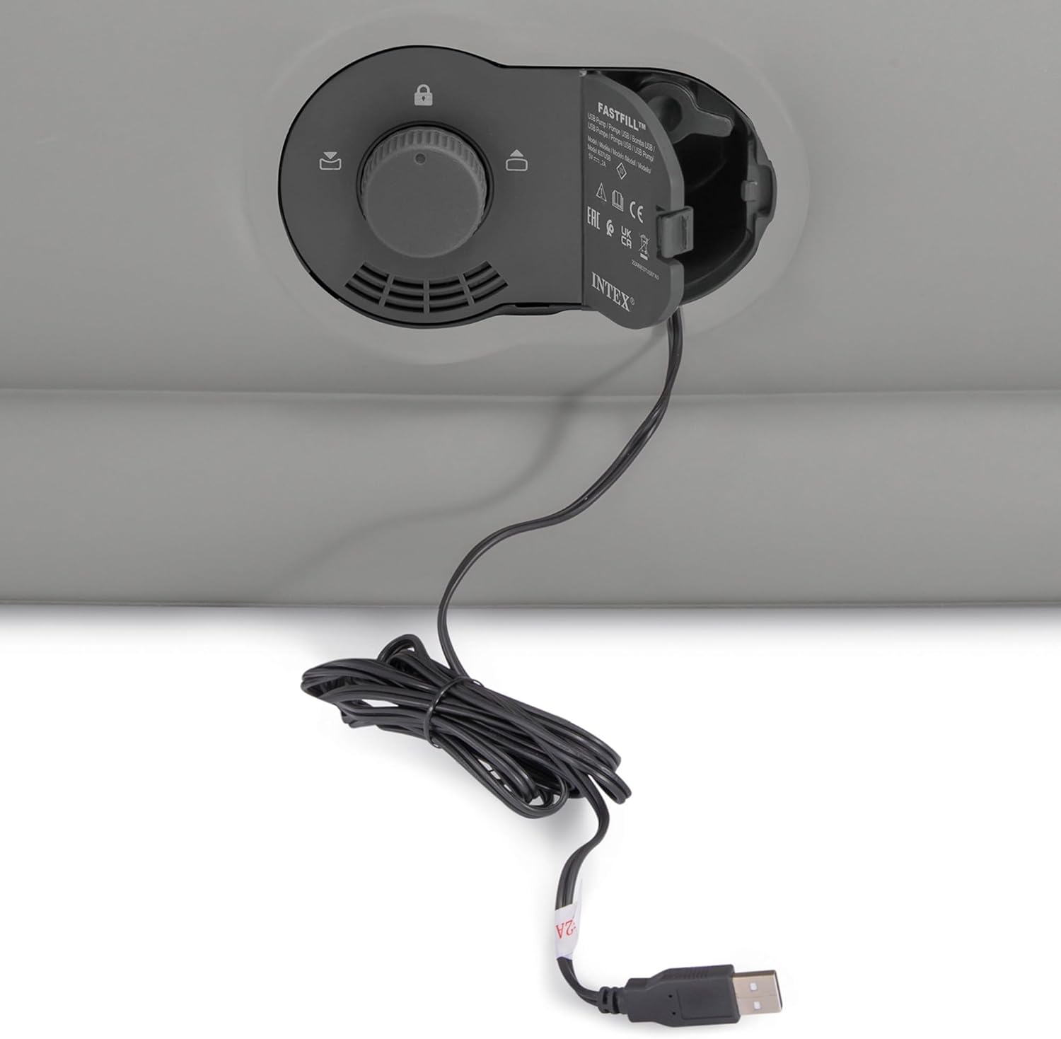 Zbliżenie szarego panelu sterowania pompy powietrza z pokrętłem, przyciskami i kablem USB. Kabel jest czarny i ma złącze USB.