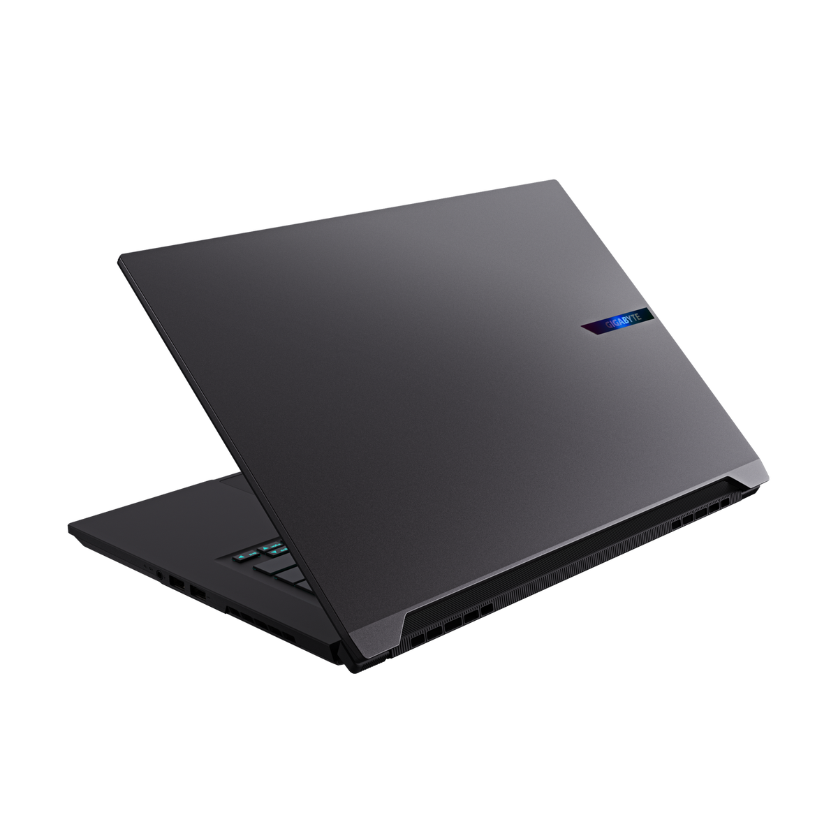 Un portátil gris oscuro sobre una superficie negra, ligeramente abierto. La parte trasera tiene un logotipo de Gigabyte. El teclado es visible.