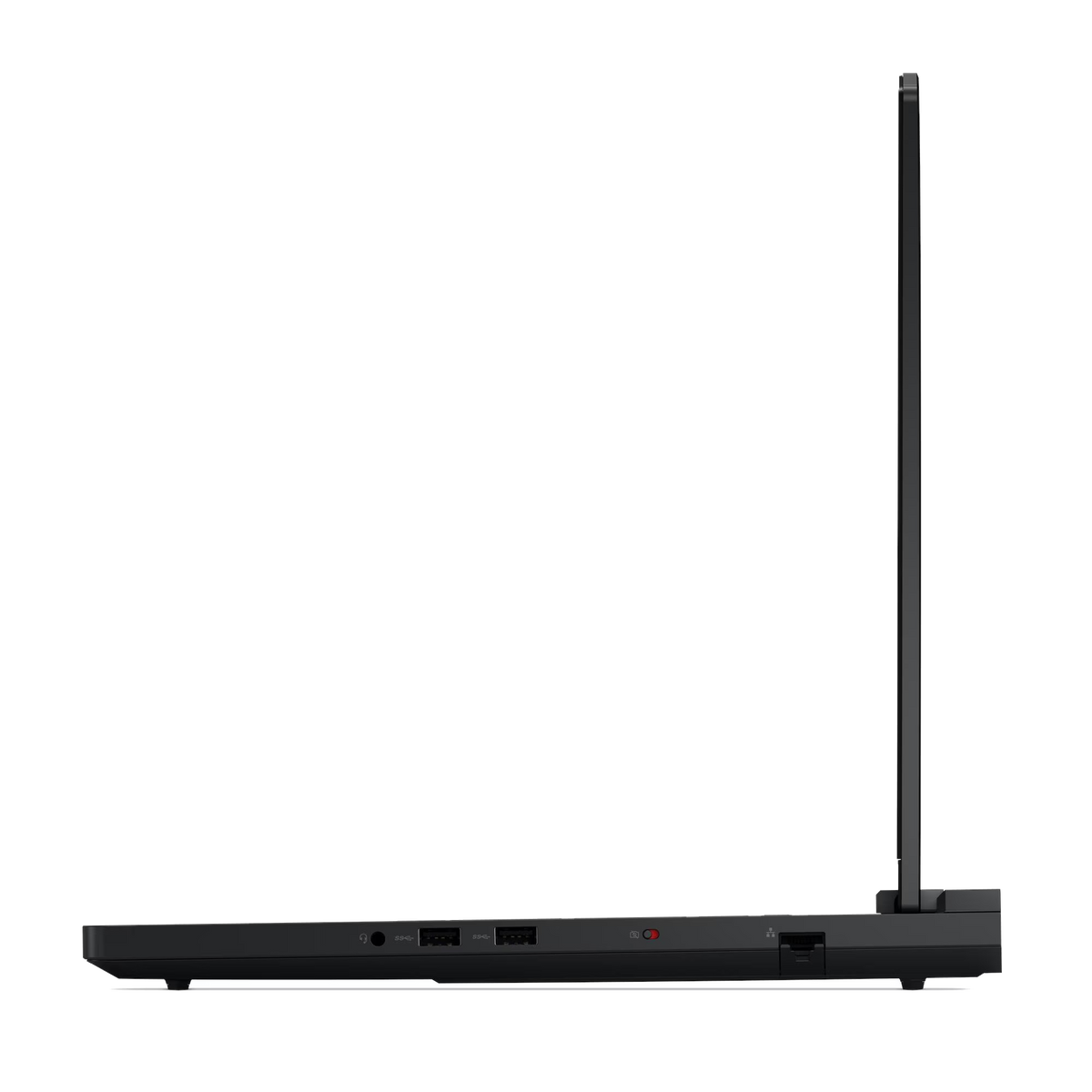 Vista lateral de un portátil negro. Los puertos incluyen audio, USB y carga. La pantalla está abierta y un fondo negro detrás.