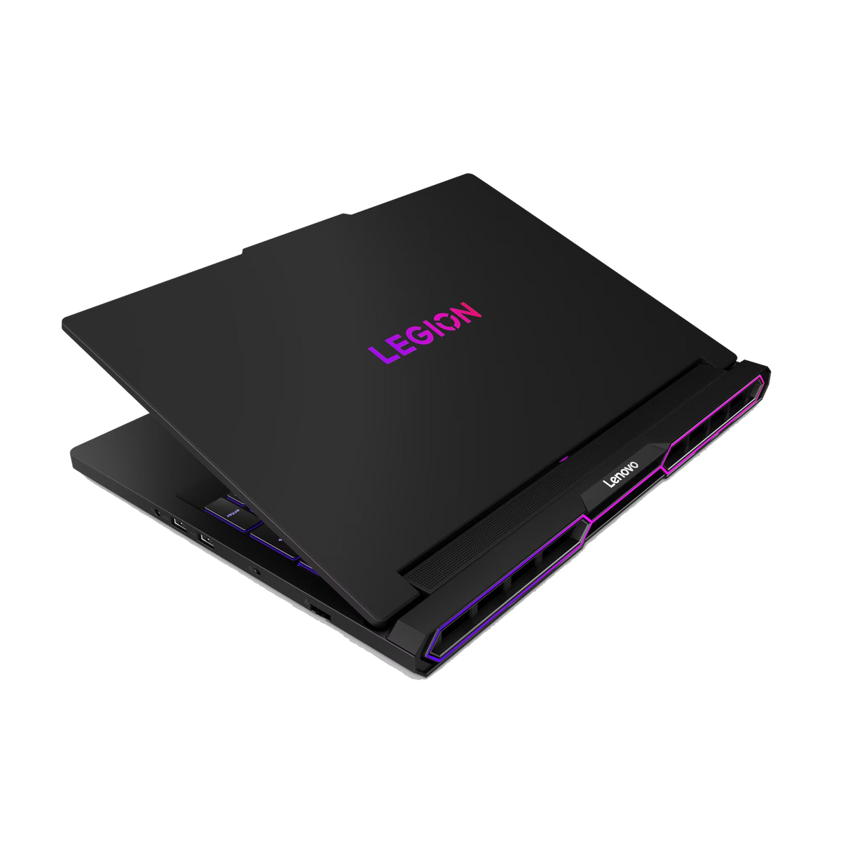 Una laptop Lenovo Legion negra está ligeramente abierta. El logotipo de Legion brilla en morado. El logotipo de Lenovo es visible. La laptop está sobre un fondo negro.