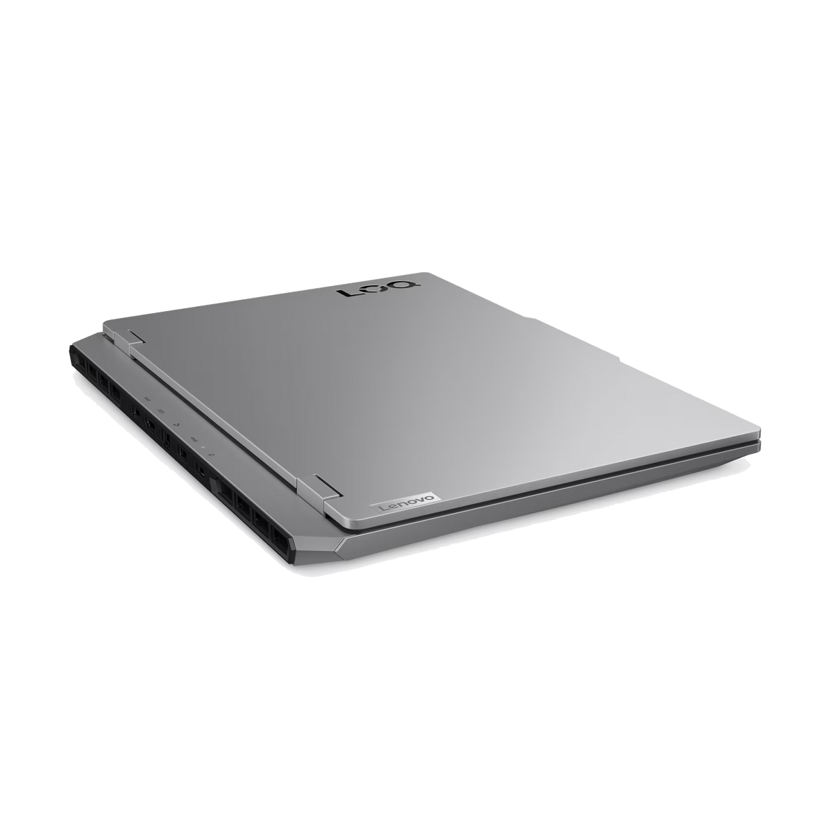 Se muestra una laptop plateada de Lenovo en ángulo. La pantalla está cerrada, con el logotipo de Lenovo visible. Descansa sobre fondo negro.