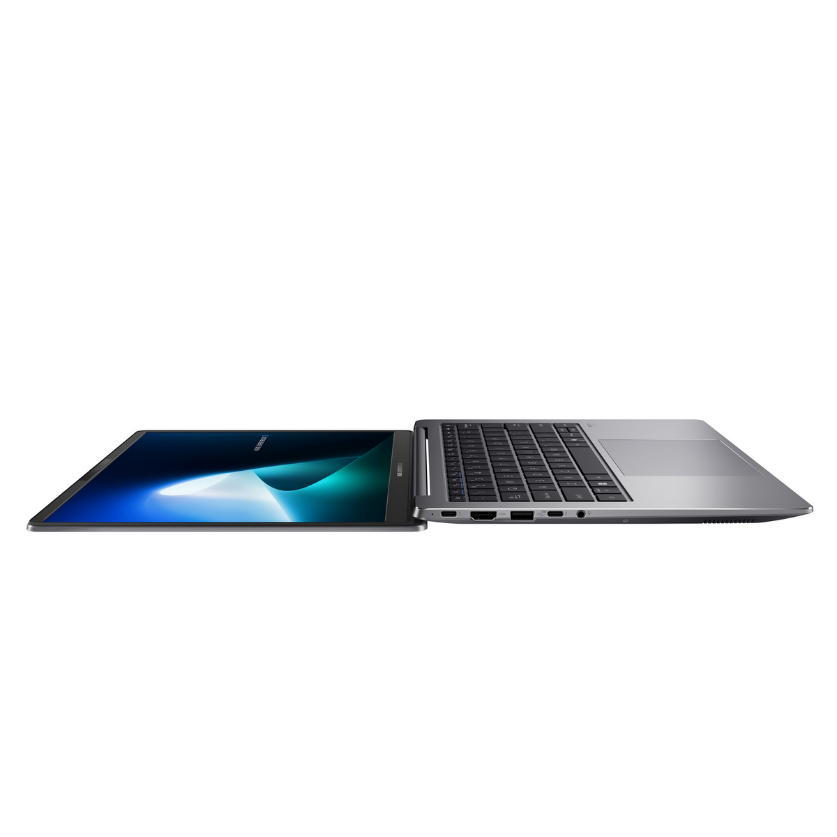 Una laptop plateada está abierta. La pantalla muestra un degradado azul y verde. El teclado es visible. La laptop está sobre un fondo blanco.